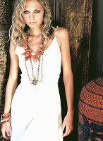 Blonde Frau mit Halskette in weißem Sommerkleid