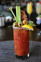 Bloody Mary mit Oliven, Sellerie und Bacon