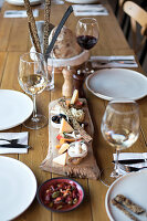 Snackplatte und Wein auf Holztisch