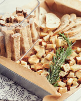 Brotchips, Brotsticks und Croutons