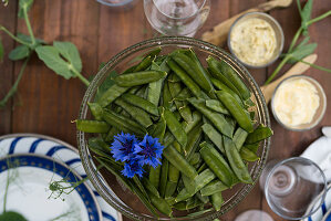 Zuckerschoten mit Kräuter-Dips