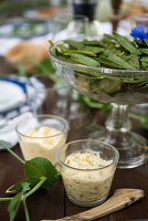 Zuckerschoten mit Kräuter-Dips