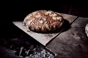 Rustikales Sauerteigbrot im Smoker gebacken