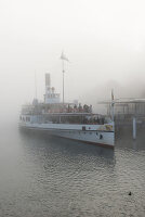 Raddampfer im Nebel, Kanton Luzern, Schweiz