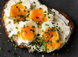 Egg sandwich with chives
