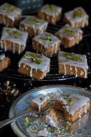 Lebkuchenwürfel mit Zuckerguss und Pistazien