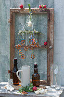 Biergarten-Deko für daheim : alter Fensterrahmen mit Bierflaschen, Krügen, Gläsern, Kranz mit Brezeln, Radieschen und Zwiebel