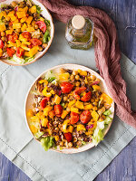 Salad Bowl mit Kichererbsen, Paprika, Tomaten, rotem Chicorée und Kurkuma