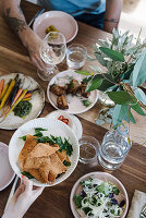 Gemüse, Brotchips und Fenchel-Kräuter.Salat