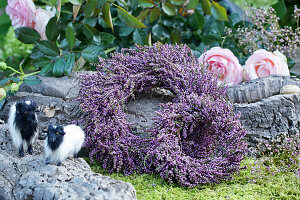 Kränze aus Besenheide, Rosenblüten und Tierfiguren