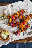 Indische Seitan-Gemüse-Spieße mit Kokos-Limetten-Chutney