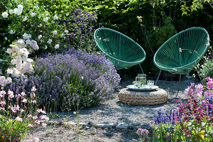Sitzplatz zum Entspannen im Garten neben Lavendel und Rosen