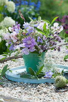 Kleiner Strauß aus Wicken, Flockenblume, Oregano, Glockenblumen und Prachtkerze auf Holztablett