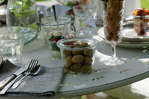 Gedeckter Tisch: Detail Glas mit Oliven