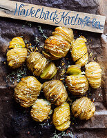 Hasselback-Kartoffeln mit Holzschild