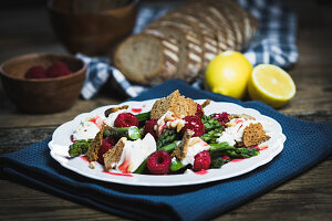 Himbeer-Spargel-Salat mit Ricotta und Sauerteigbrotchips