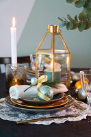 Weihnachtlich gedeckter Tisch in Gold und Türkis