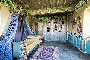 Couch with canopy in Oriental room