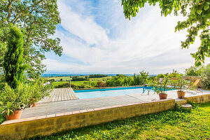 Blick auf Pool und Landschaft