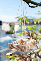 DIY-Vogelfutterstation aus Eisstielen