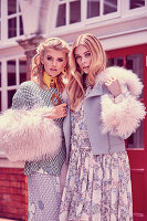 Zwei junge, blonde Frauen in 60er Jahre Outfit