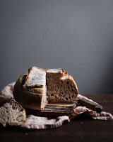 Sauerteigbrot, angeschnitten