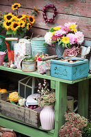 Herbstarrangement mit Sträußen und Zubehör für die Herbstpflanzung von Blumenzwiebeln