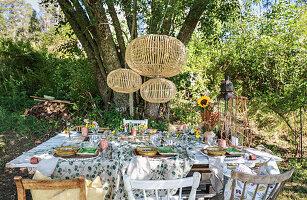 Gedeckter Tisch im Garten