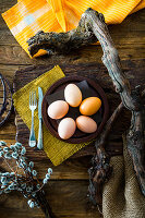 Österliches Tischgedeck mit Eiern auf Teller