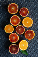 Orangen- und Blutorangenhälften