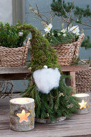Weihnachtswichtel selbstgemacht aus Zweigen, Moos und Watte, silberne Kugeln als Nase und an der Zipfelmütze