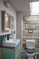 Vintage Schrank als Waschtisch, Toilette und Keramik-Wandfliesen in Holzoptik im Badezimmer
