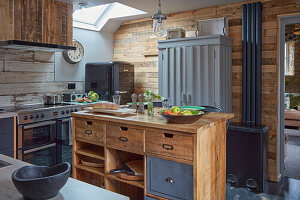 Rustikale Küche mit Kücheninsel aus Holz und Metall-Barhockern