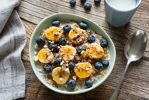 Muesli with bananas, blueberries and honey