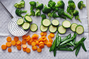 Gemüsemischung zum Einfrieren vorbereiten - abtropfen lassen
