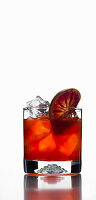 Roter Cocktail mit Eiswürfeln und Blutorangenscheibe