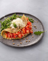 Italienisches Omlett mit Tomaten, Parmesan und Rucola