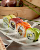 Sushi-Röllchen mit Fisch, Gemüse und Wasabi