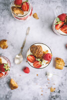 Mascarpone-Parfait mit Erdbeeren, Himbeeren und Mini-Croissant