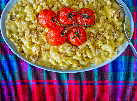 Macaroni and cheese with oven tomatoes