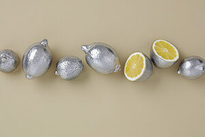 Silber angemalte Zitronen als Dekoration