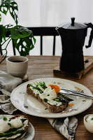 Toast mit Spargel und Labneh und pochiertem Ei