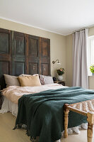 Doppelbett mit alten Holztüren als Betthaupt im Schlafzimmer