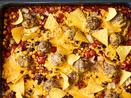 Tex-Mex nachos with kidney beans and meatballs