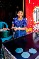 Einheimische backt Maisfladen Tortillas am Markt, Sololá, Hochland der Sierra Madre, Guatemala, Mittelamerika