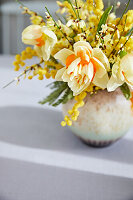 Vase mit Osterblumenstrauß