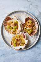 Scallops au gratin with Parmesan and grapes