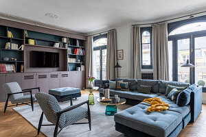 Living room with blue sofa landscape and integrated bookshelf