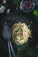 Spaghetti with pesto and flowers