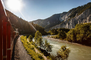 Zugstrecke in der Rheinschlucht, Graubünden, Schweiz